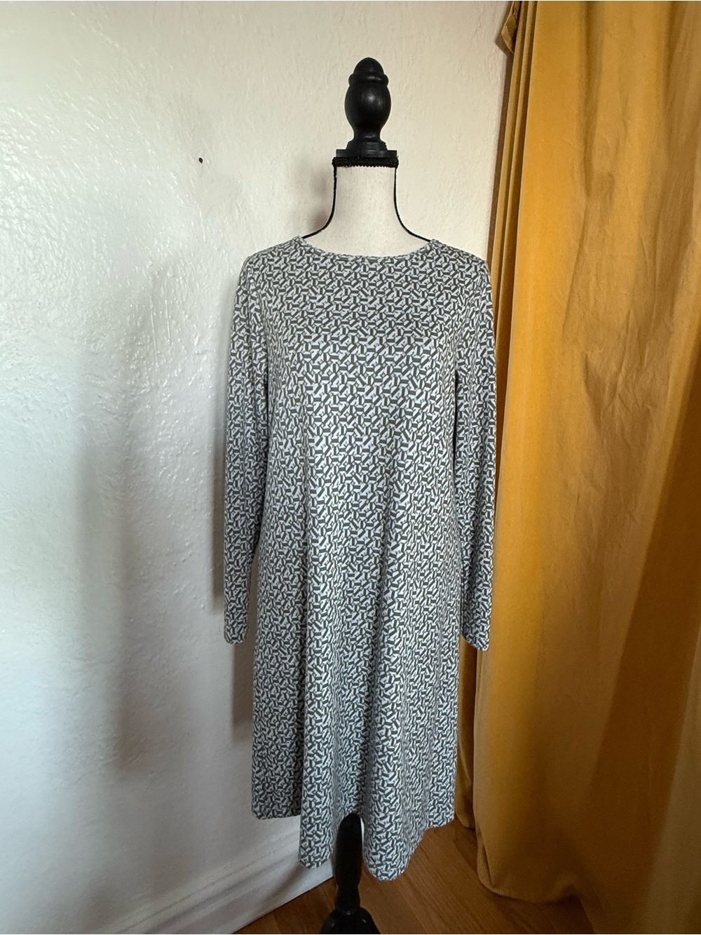 Tyler Boe Gray Printed Long Sleeve Shift Dress Size Small